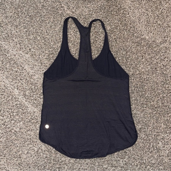 Lululemon 105 F Singlet - black - EUC - size 8 - Picture 2 of 2